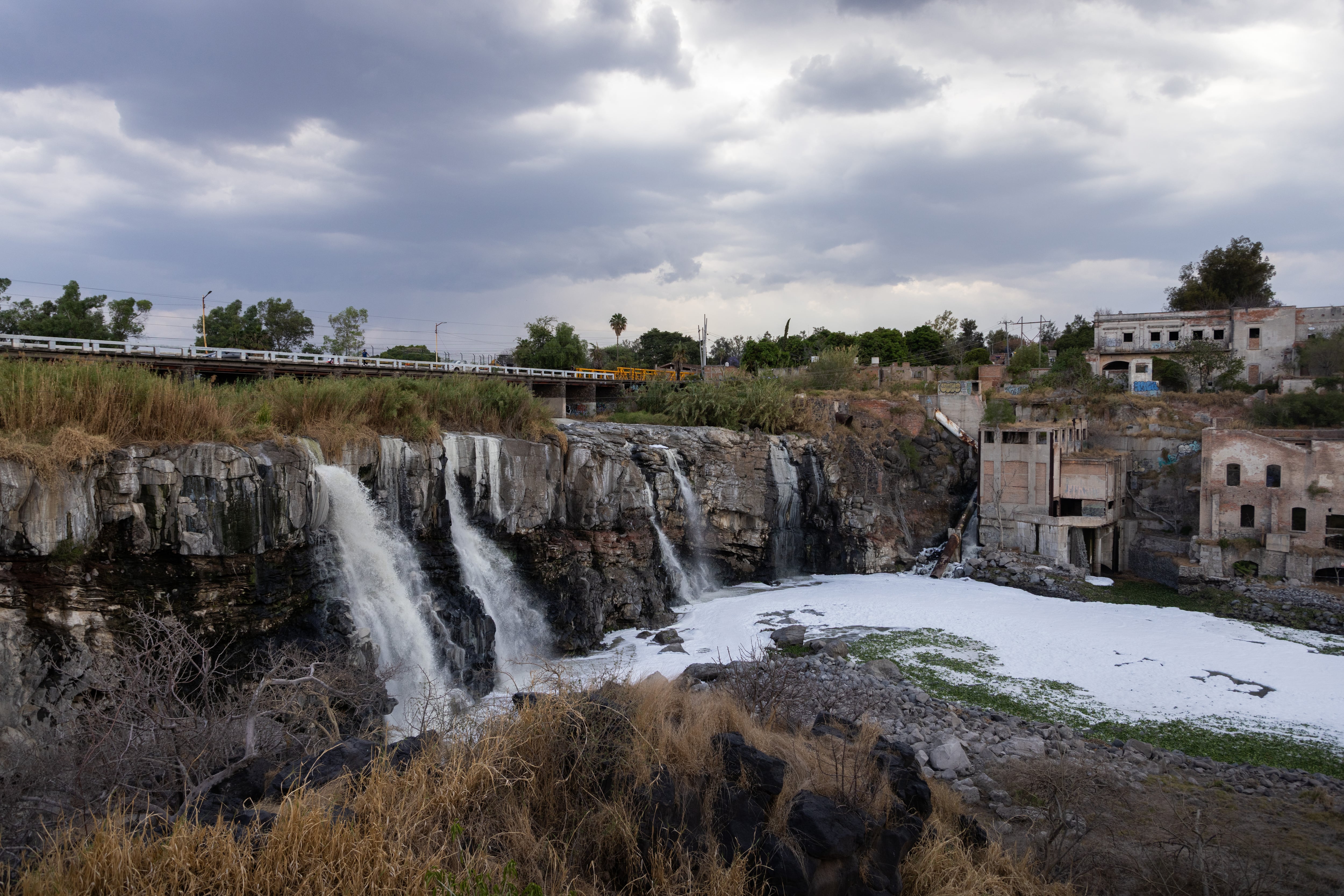 Río Santiago, a su paso por el municipio de El Salto, cauce que durante años ha estado contaminado, en marzo de 2026.