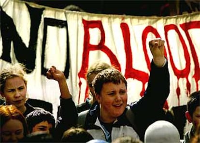 Jóvenes estudiantes protestan contra la guerra en la ciudad escocesa de Glasgow.