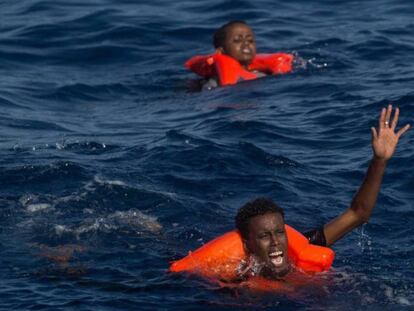 Dos náufragos subsaharianos piden auxilio tras zozobrar su embarcación cerca de la costa de Libia.  
 