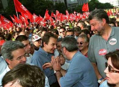 El líder de UGT, Cándido Méndez, saluda a Zapatero el día de la huelga de 2002, junto a Fidalgo.