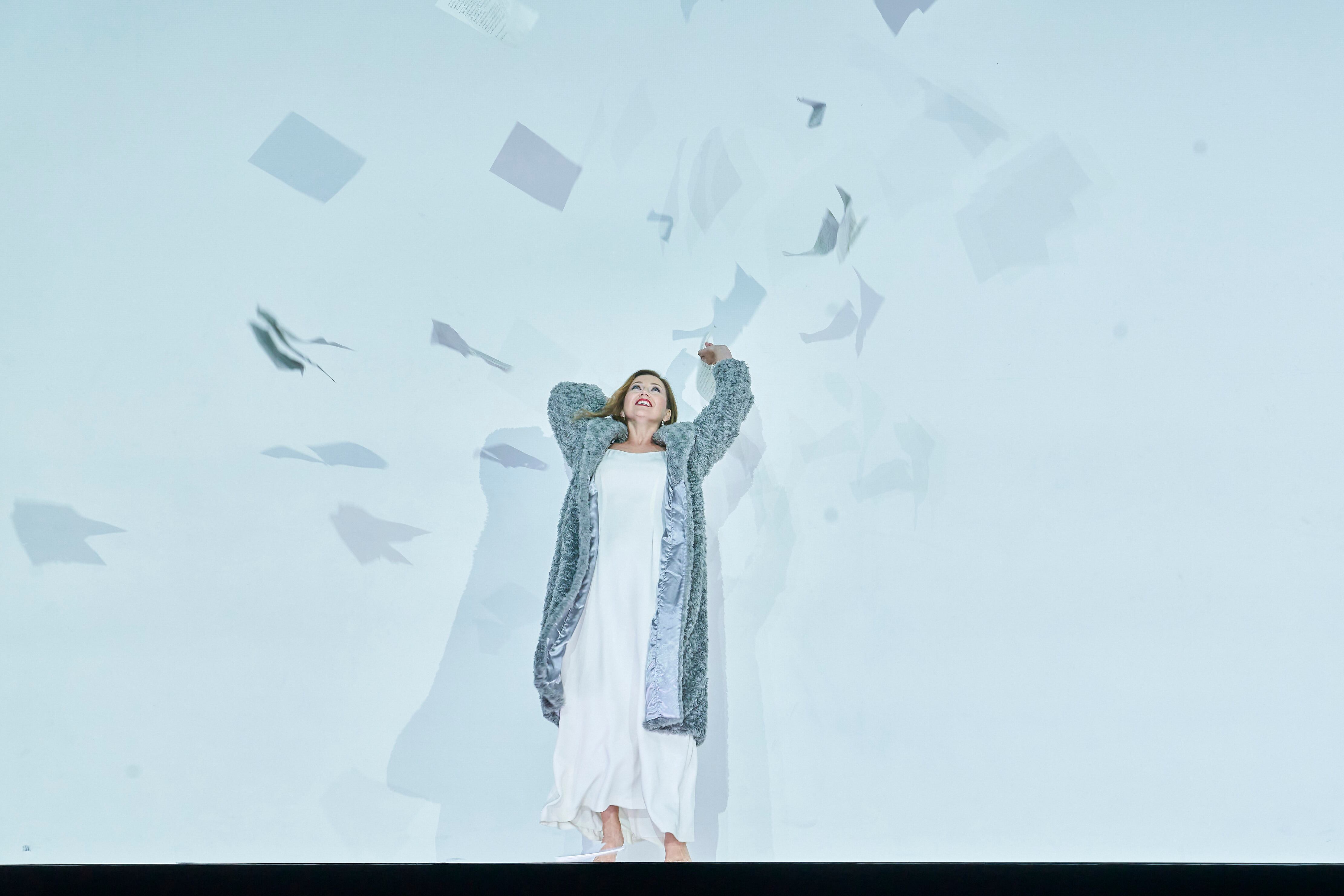 La soprano Svetlana Aksenova lanza la cartas de Onegin en la escena final de ‘Eugene Onegin’.