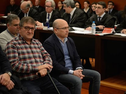 Alfredo de Miguel (derecha) y Aitor Telleria, en una sesión del juicio por el mayor caso de corrupción vasco.