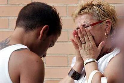 Familiares de las víctimas se consuelan a las puertas del tanatorio.