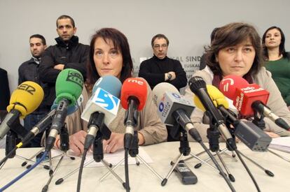 Rueda de prensa ofrecida por trabajadores de DYA y de Cruz Roja.