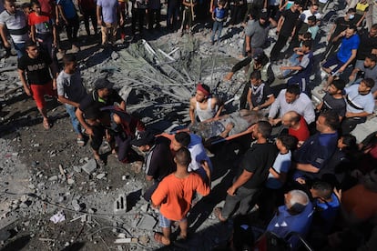 Un joven es evacuado tras ser rescatado de entre los escombros de un edificio derrumbado por una bombardeo israelí. 