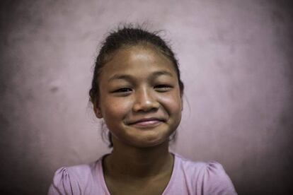 Chanda Lama, 12 años. Hermana de Chandani Lama. Su padre está en la cárcel por asuntos de drogas. Su madre, toxicómana está tratándose en un centro de desintoxicación.