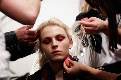 El modelo masculino Andrej Pejic es maquillado y peinado para la presentación de la colección otoño-invierno de Yoana Baraschi en la Semana de la Moda de Nueva York. Pejic ha sido modelo de diseñadores como Paul Smith, Galliano y Jean Paul Gaultier, presentando casi siempre colecciones femeninas.