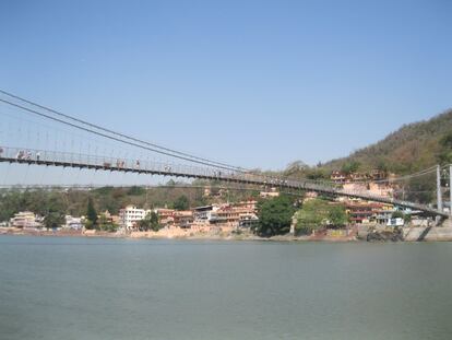 El puente colgante sobre el río Ganges.