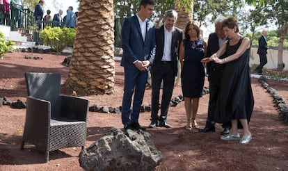 Desde la izquierda, Pedro Sánchez, Fernando Clavijo, Fernanda M. Gonçalves, esposa de António Costa (a su lado), y Pilar del Río, viuda de Saramago, en el jardín de la casa del escritor en Lanzarote.