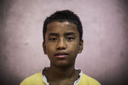 Ranjit Lama, 13 años. Su padre murió y su madre, muy mayor, vende verduras en la calle, lo que no le reporta recursos suficientes para mantenerlo.