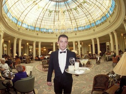 Un camarero lleva bebidas en el 'hall' del hotel Westin Palace de Madrid, en una fotografía de 1998. En esa época aún vivía en el hotel su última residente de larga estancia.