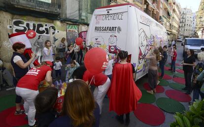 La Empresa Municipal de Transportes de Valencia apoya el evento con su presencia en el barrio, dando a conocer su flota de autobuses