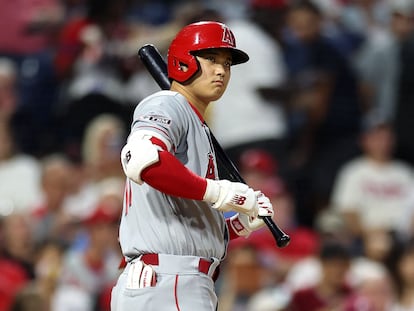 Shohei Ohtani, el 17 de Los Angeles Angels batea durante el partido ante Philadelphia Phillies.