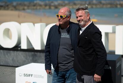 Sam Neill (derecha), junto al director Roger Mtichell, este viernes en San Sebastián.