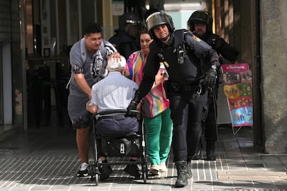 Agentes de la Policía Nacional ayudan a varias personas durante la manifestación de los trabajadores del sector del metal de Cádiz.