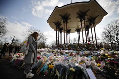 Una mujer ante el santuario en homenaje a Sarah Everard en el sur de Londres, este lunes.