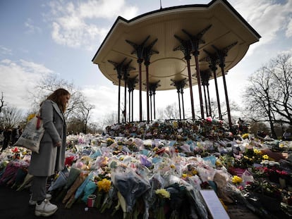 Una mujer ante el santuario en homenaje a Sarah Everard en el sur de Londres, este lunes.