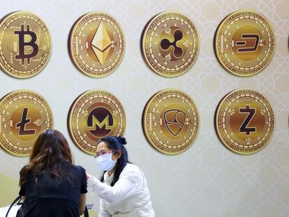 Símbolos de varias criptomonedas durante la Exposición Internacional Financiera de Taipei, en noviembre del año pasado.