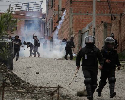 Partidarios de Evo Morales les arrojan piedras alos policías. Las protestas estallaron el lunes en La Paz en medio de la incertidumbre sobre quién está a cargo en Bolivia después de que el presidente Evo Morales renunció.