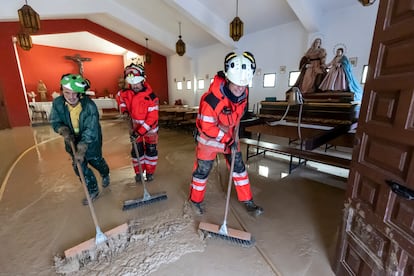 Varios efectivos del Infoca y de Bomberos limpian la iglesia de barro de la Barriada Doña Ana de la localidad de Cártama, por la corriente del río Guadalhorce tras las fuertes lluvias caídas este miércoles.