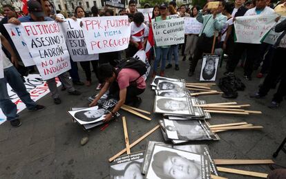 Protesto contra o indulto a Alberto Fujimori em Lima, nesta segunda-feira.