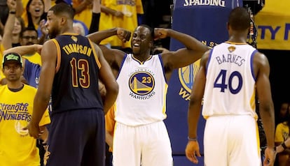 Draymond Green, entre Thompson y Barnes.