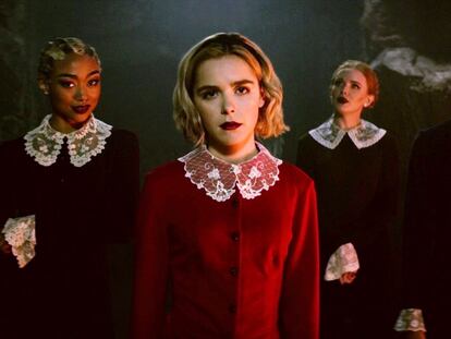Sabrina, acompañada por las pérfidas brujas de su academia.