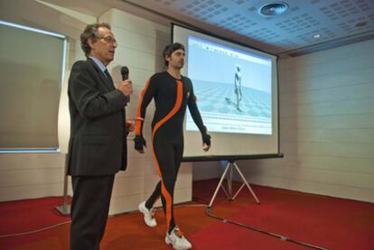 Un momento de la presentación del traje inteligente para mejorar la comunicación corporal.