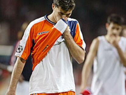 Tristán, en Mónaco, se seca las lágrimas con el uniforme maldito.