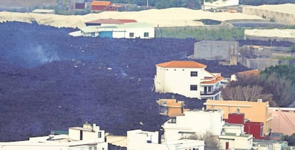Una colada engulle las casas de La Laguna, en la isla de La Palma. Reuters