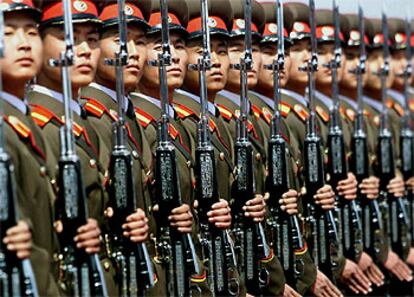 Soldados de Corea del Norte participan en una ceremonia militar.