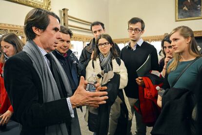 José María Aznar charla con alumnos de la Universidad de Yale tras pronunciar una conferencia. Yale, unida tradicionalmente a la familia Bush, abre sus puertas cada año a Aznar para que exprese sus opiniones.