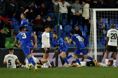 jugadores del Getafe celebran el gol de Borja Mayoral en el partido contra el Valencia, este lunes.