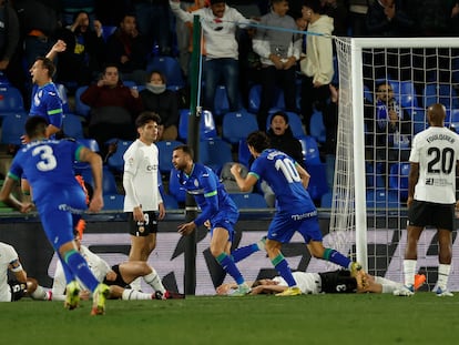 Los jugadores del Getafe celebran el gol de Borja Mayoral en el partido contra el Valencia, este lunes.