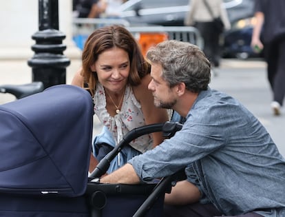 Katie Holmes dirige la película, que formará parte de una trilogía, y en la que se ve a la pareja con un carrito de bebé.