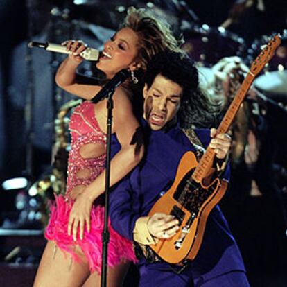 Beyoncé y Prince, durante su actuación en la 46ª gala de los Grammy en Los Ángeles.