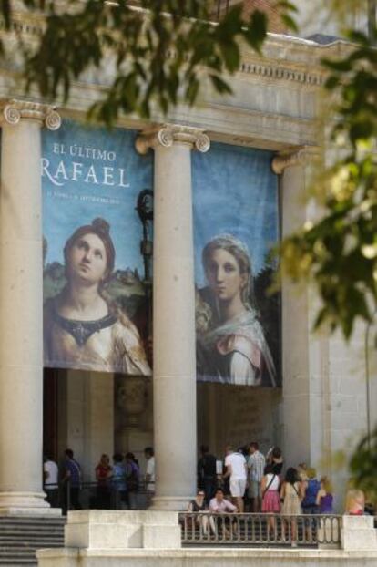 Colas en el Museo del Prado para visitar la exposición 'El último Rafael'.