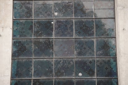 Disparos en los vidrios de la parroquia católica Los discípulos de Emaús, a una decena de metros del lugar del atentado contra Uribe.