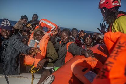 Laura comienza a distribuir chalecos salvavidas a las personas migrantes mientras intenta calmaros para reducir el riesgo de que vuelque el bote. En el interior de la frágil embarcación, la situación es crítica: el agua llega a las rodillas de quienes van en los laterales; los que permanecen en el centro, la tienen hasta la cintura.