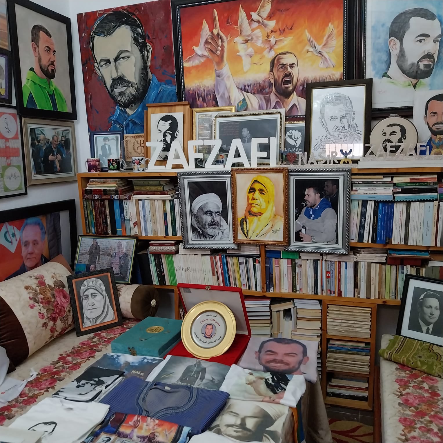 Recuerdos del preso del Nasser Zafzafi, condenado por las revueltas del Rif de 2017, en agosto en su casa de Alhucemas.