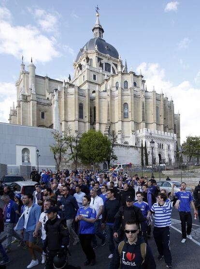 Aficionados del Chelsea a su paso por la Catedral de la Almudena.