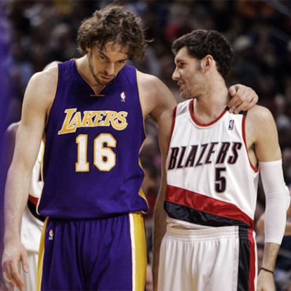 Pau Gasol y Rudy Fernández conversan durante un tiempo muerto del primer cuarto del partido que ha enfrentado en la pasada madrugada a sus respectivos equipos. Los Portland Trai Blazers vencieron a Los Angeles Lakers por 106-98.