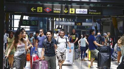 Viajeros en el pasillo de la Terminal 4 del aeropuerto de Madrid, en una imagen de archivo.