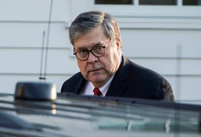 El fiscal general William Barr fuera de su casa en McClean, Virginia.