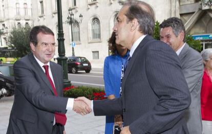 Caballero y Figueroa se saludan en una conferencia mundial sobre conservas celebrada en Vigo en septiembre de 2011.