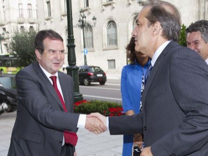 Caballero y Figueroa se saludan en una conferencia mundial sobre conservas celebrada en Vigo en septiembre de 2011. 