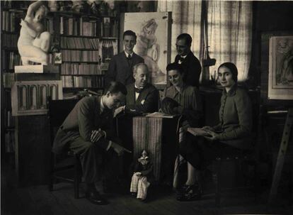 Hermengildo Lanz (en el centro), rodeado de su familia y con su marioneta Totolín.