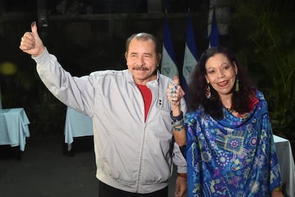 El comandante Daniel Ortega y su esposa, Rosario Murillo, tras votar el domingo en Managua.