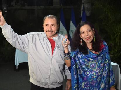 El comandante Daniel Ortega y su esposa, Rosario Murillo, tras votar el domingo en Managua.