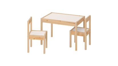 Detalle del conjunto de mesa y sillas infantiles. IKEA.